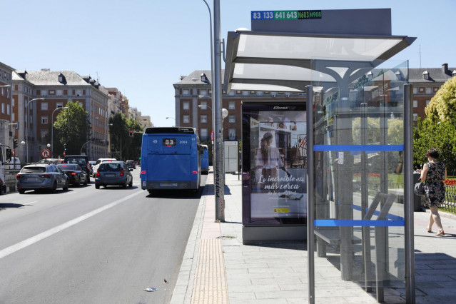 Un autobús urbano de la EMT circula por las inmediaciones del intercambiador de Moncloa, en Madrid