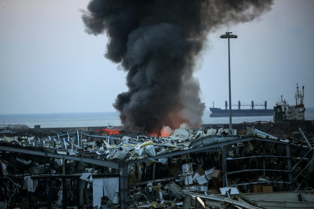 Una columna de humo tras las explosiones en el puerto de la capital de Líbano, Beirut