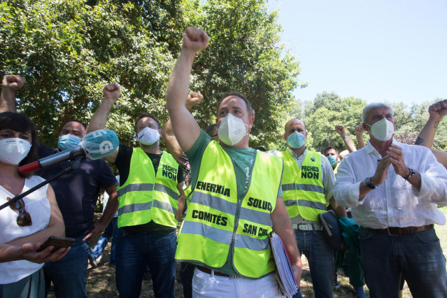 El presidente del comité de empresa de Alcoa San Cibrao, José Antonio Zan, levanta el puño tras la reunión del órgano con la dirección de Alcoa España para negociar el Expediente de Regulación de Empleo (ERE) antes del plazo previsto para ejecutar el desp