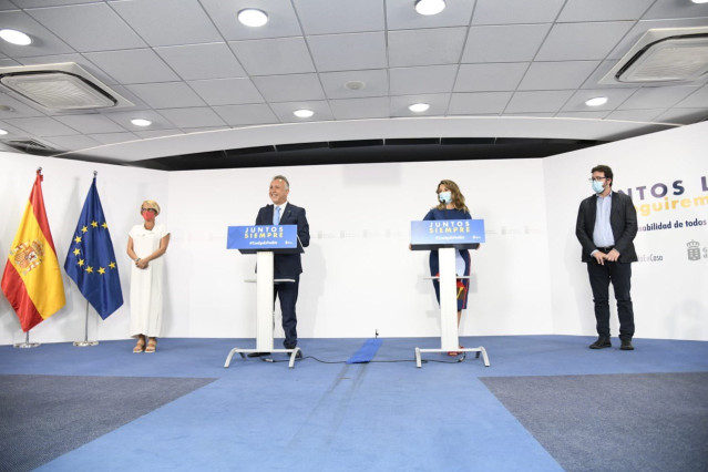 El presidente de Canarias, Ángel Víctor Torres, y la ministra de Trabajo, Yolanda Díaz, en la rueda de prensa posterior a la firma del PIEC.