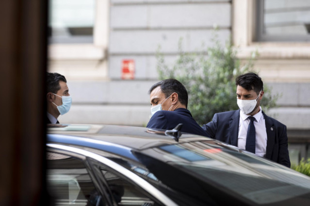 El presidente del Gobierno, Pedro Sánchez, con mascarilla, accede a su coche tras un debate en el Congreso