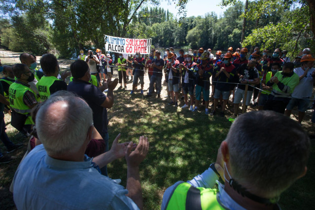 Trabajadores de Alcoa aplauden durante una concentración en apoyo al comité de empresa de la planta de San Cibrao tras su reunión con la dirección de Alcoa España para negociar el Expediente de Regulación de Empleo (ERE) antes del plazo previsto para ejec