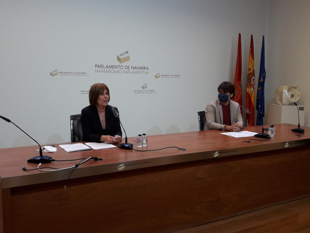 Uxue Barkos, portavoz de Geroa Bai, y Pablo Azcona, parlamentario foral, en rueda de prensa.