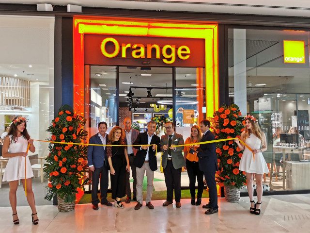Inauguración de 'tienda inteligente' de Orange en Sevilla.