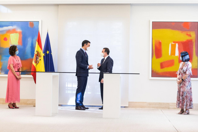 El presidente del Gobierno, Pedro Sánchez (2i); y el presidente de la Federación Española de Municipios y Provincias (FEMP), Abel Caballero, en la firma del acuerdo