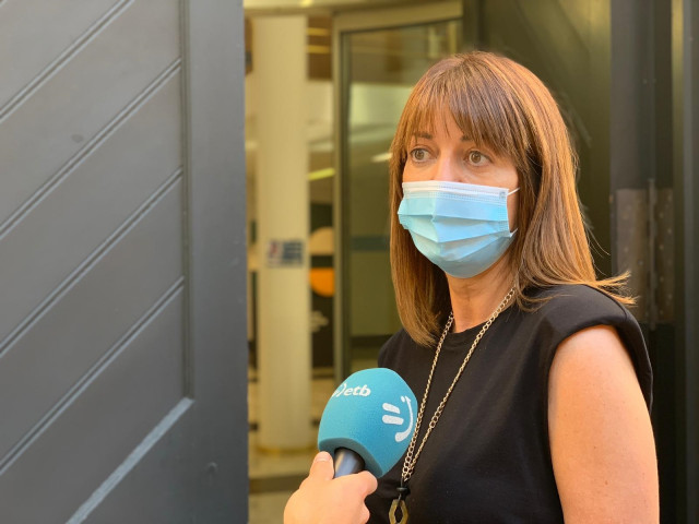 La secretaria general del PSE-EE, Idoia Mendia, en la entrada del Parlamento vasco