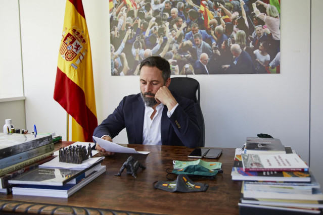 El presidente de Vox, Santiago Abascal, posa en su despacho