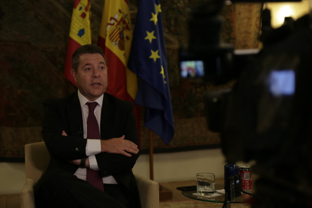 El presidente de Castilla-La Mancha, Emiliano García-Page, atiende en entrevista a Europa Press desde el Palacio de Fuensalida