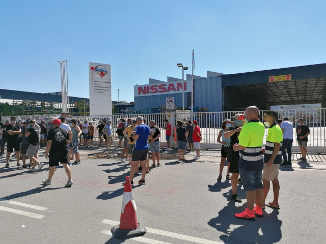 Trabajadores ante la fábrica de Nissan en Montcada i Reixac (Barcelona), antes de la asamblea para votar el acuerdo de cierre con la dirección.