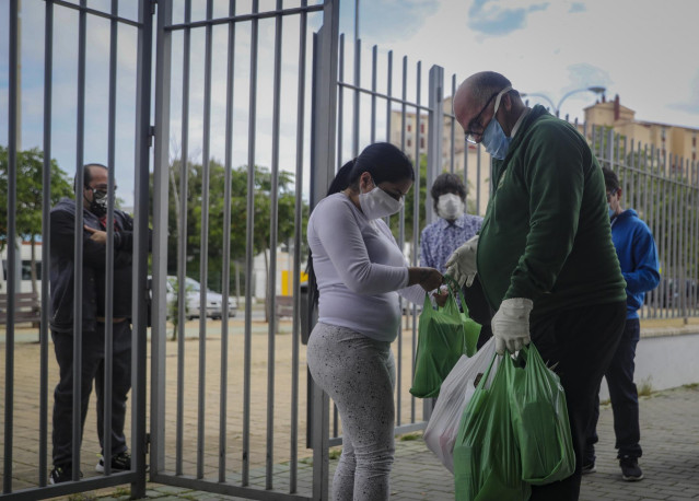 Entrega de alimentos a familias vulnerables
