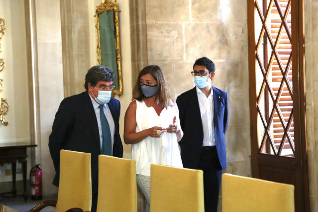 La presidenta del Govern, Francina Armengol (centro), junto al ministro de Inclusión, Seguridad Social y Migraciones, José Luis Escrivá (izquierda) y el conseller de Modelo Económico, Turismo y Trabajo, Iago Negueruela, en el Consolat de Mar.