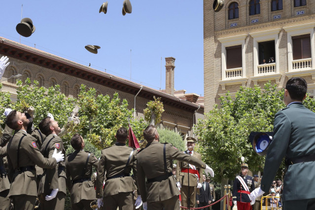 Varios oficiales lanzan sus gorras al aire durante el acto de entrega de los despachos a los nuevos oficiales del Ejército de Tierra en la Academia General Militar de Zaragoza.