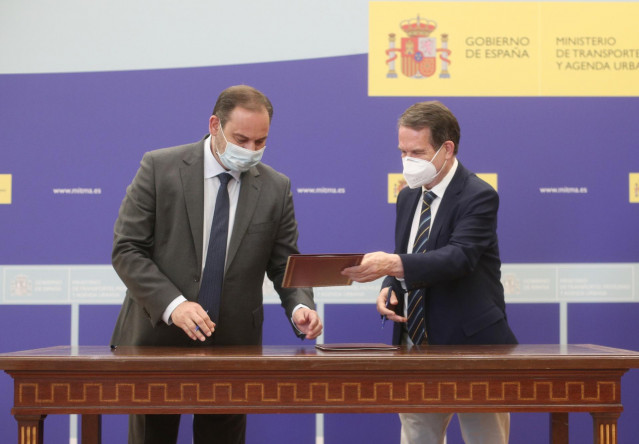 El ministro de Transportes, Movilidad y Agenda Urbana, José Luis Ábalos (i), durante la firma con el presidente de la Federación Española de Municipios y Provincias (FEMP), Abel Caballero (d), del convenio