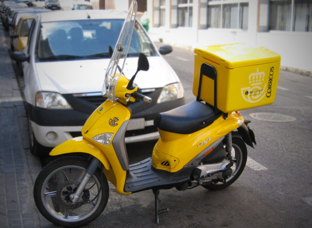 Imagen de una motocicleta de PIaggio del servicio de Correos español.