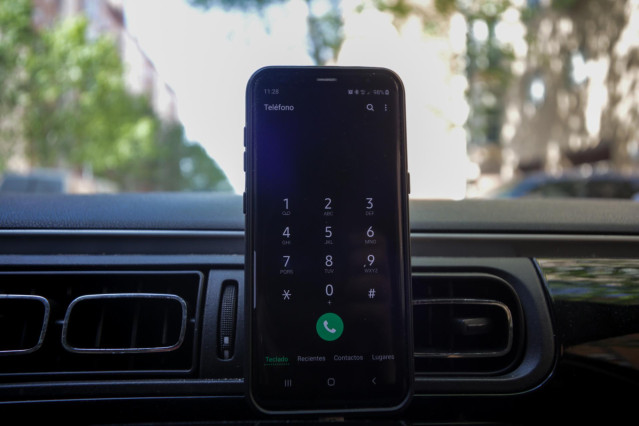 Un 'smartphone' con el teclado abierto colocado en un coche