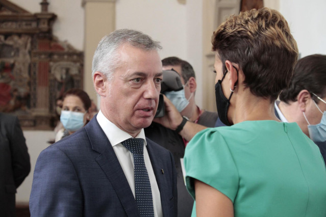 El lehendakari Iñigo Urkullu habla con la presidenta de Navarra, María Chivite, en el Monasterio de Yuso tras la XXI Conferencia de Presidentes en San Millán de la Cogolla, La Rioja (España),