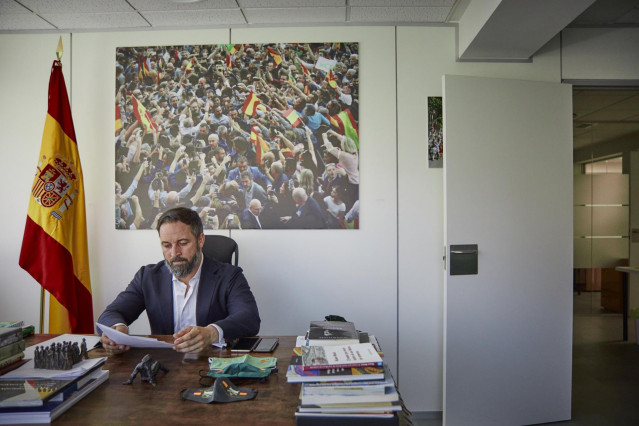 El presidente de Vox, Santiago Abascal, posa tras una entrevista con Europa Press