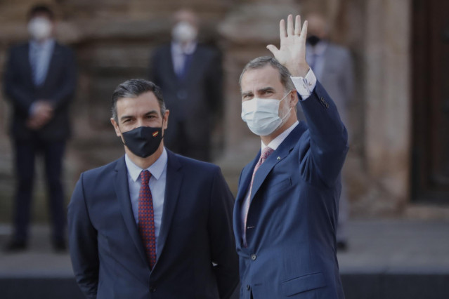 Elpresidente del Gobierno, Pedro Sánchez y el Rey Felipe VI a su llegada al monasterio de Yuso, antes de la celebración de la XXI Conferencia de Presidentes, en San Millán de la Cogolla, La Rioja (España), a 31 de julio de 2020.