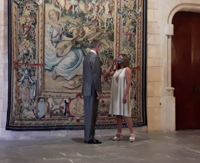 El rey Felipe VI junto a la presidenta del Govern, Francina Armengol.