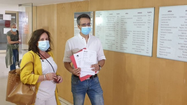 El coordinador de IU Logroño, Miguel Galán; y el diputado regional de IU, Henar Moreno