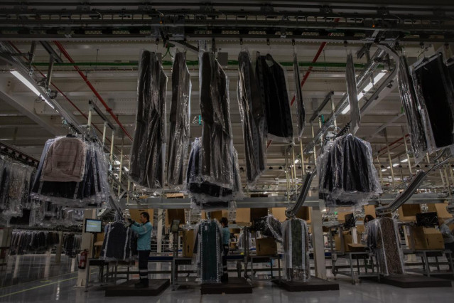 Interior de las instalaciones de Mango en el que se ve ropa de la marca colgada, lista para ser distribuida, en el centro logístico de Lliçà d'Amunt, en Lliçà d'Amunt/Barcelona a 27 de noviembre de 2019.
