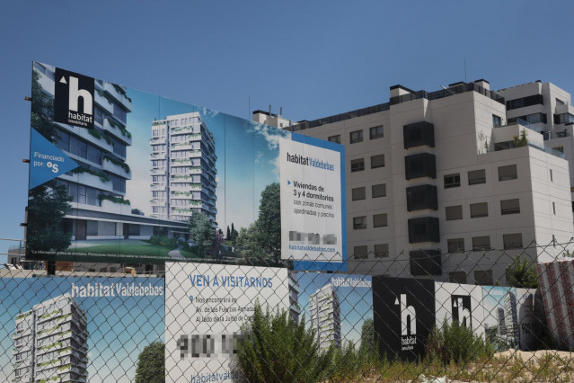 Cartel de una promotora anunciando la construcción de un edificio de viviendas en Madrid (España), a 6 de julio de 2020. El precio medio de la vivienda terminada (nueva y usada) en España ha descendido un 1,1% desde el inicio del estado de alarma, según e
