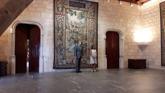 El rey Felipe VI y la presidenta del Govern, Francina Armengol, antes de la audiencia en la Almudaina.