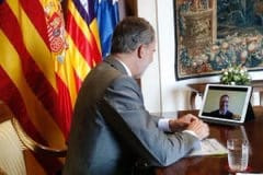 El rey Felipe VI mantiene una reunión telemática con el alcalde de Palma, José Hila.