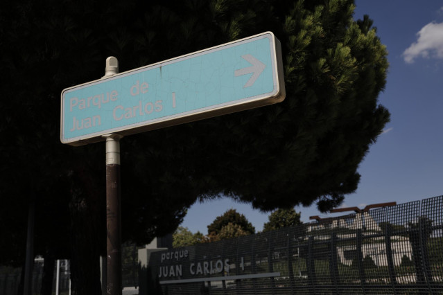 Señal que indica la dirección al madrileño parque al que el rey emérito, padre de Felipe VI, le da nombre, el Parque Juan Carlos I, en Madrid (España)