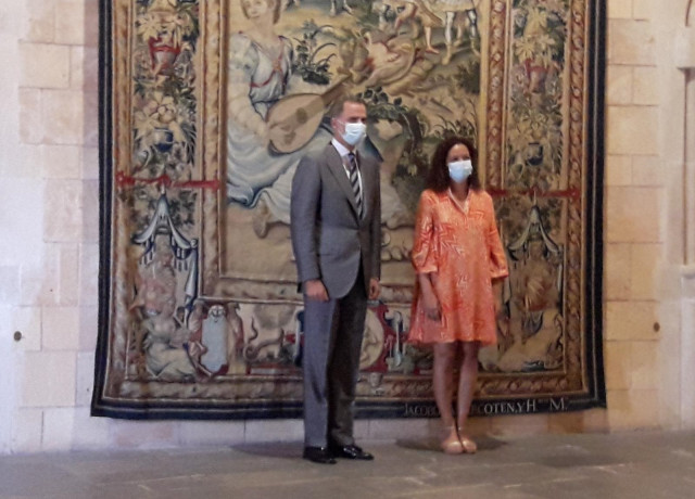 El rey Felipe VI y la presidenta del Consell de Mallorca, Catalina Cladera, antes de la audiencia en el Palacio de la Almudaina.