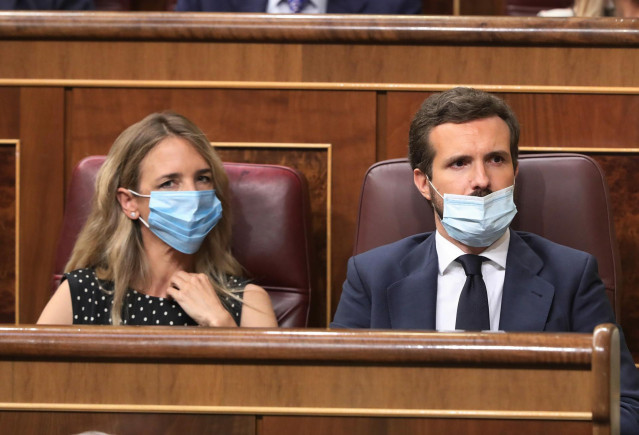 La portavoz del Grupo Popular en el Congreso de los Diputados, Cayetana Álvarez de Toledo; y el presidente del Partido Popular, Pablo Casado, durante una sesión plenaria en el Congreso, en Madrid (España), a 29 de julio de 2020.