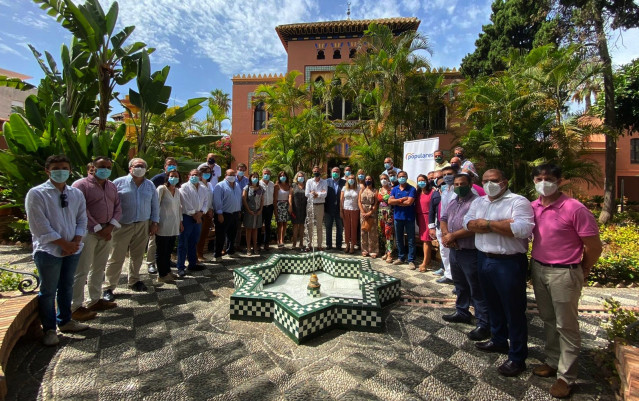 Foto de familia del PP de Granada, en un acto con cargos municipales presidido por el vicesecretario de Política Territorial, Antonio González Terol.