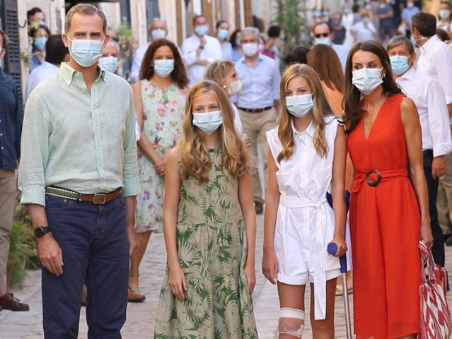 Los reyes Felipe y Letizia junto a sus hijas, las infantas Leonor y Sofía