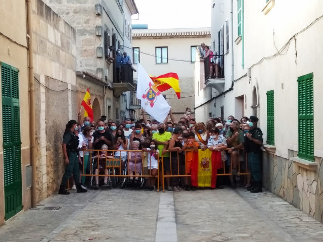 Manifestación a favor de la Monarquía, en Petra, Baleares.