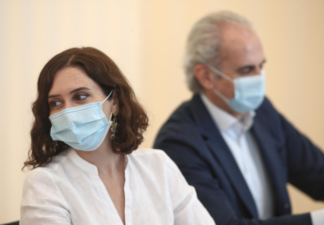 La presidenta de la Comunidad de Madrid, Isabel Díaz Ayuso; y el consejero de Sanidad, Enrique Ruiz Escudero. Archivo.