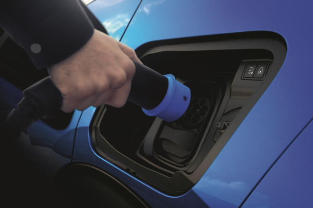 Vehículo eléctrico cargándose.