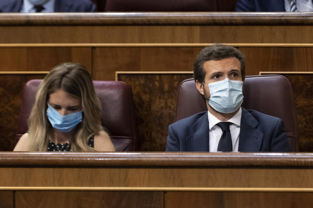 La portavoz del Grupo Popular en el Congreso de los Diputados, Cayetana Álvarez de Toledo; y el presidente del Partido Popular, Pablo Casado, durante una sesión plenaria en el Congreso, en Madrid (España), a 29 de julio de 2020.