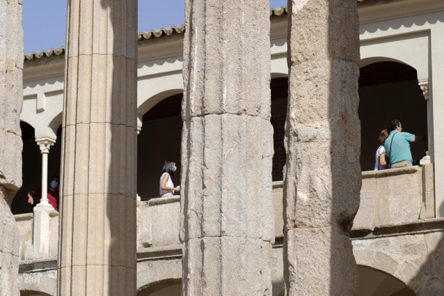 Turistas en el Templo de diana de Mérida