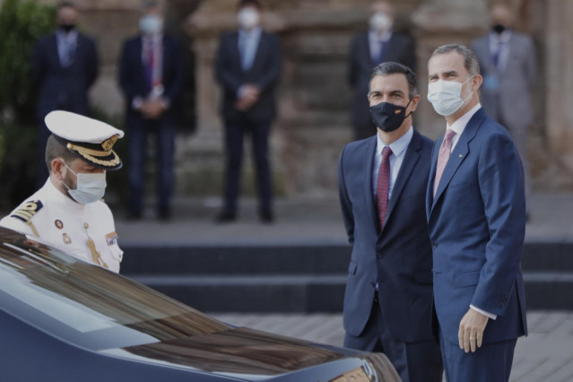 Elpresidente del Gobierno, Pedro Sánchez y el Rey Felipe VI a su llegada al monasterio de Yuso, antes de la celebración de la XXI Conferencia de Presidentes, en San Millán de la Cogolla, La Rioja (España), a 31 de julio de 2020.