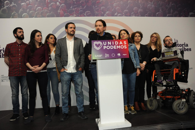 El líder de Unidas Podemos, Pablo Iglesias, junto a otros dirigentes del partido, incluido el secretario de Comunicación imputado, Juanma del Olmo.