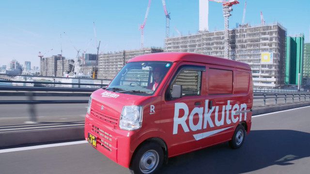 Furgoneta con el logo de Rakuten en Japón.