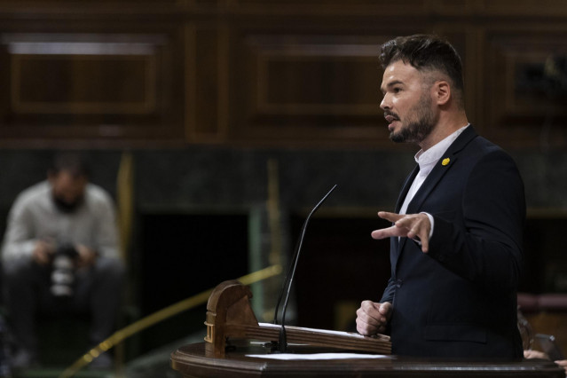 El portavoz de ERC en el Congreso de los Diputados, Gabriel Rufián, interviene desde la tribuna en una sesión plenaria en el Congreso, en Madrid (España), a 29 de julio de 2020. En esa sesión, el presidente del Gobierno, Pedro Sánchez, comparece para dar