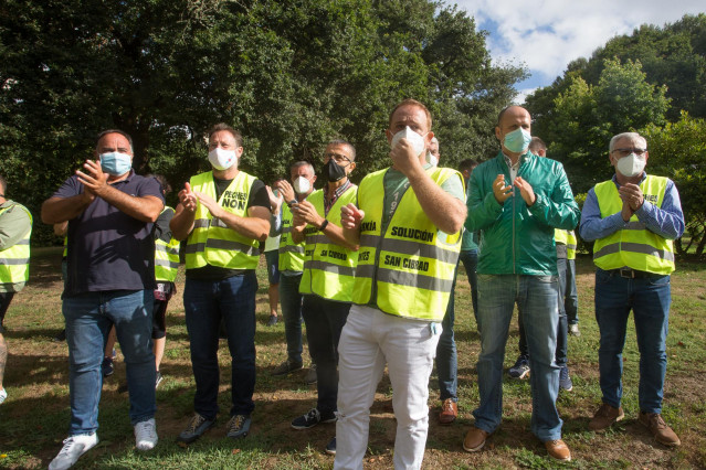 El presidente del comité de empresa, José Antonio Zan (3d), durante una concentración en apoyo al comité de empresa de la planta de San Cibrao momentos antes de su reunión con la dirección de Alcoa España para negociar el Expediente de Regulación de Emple