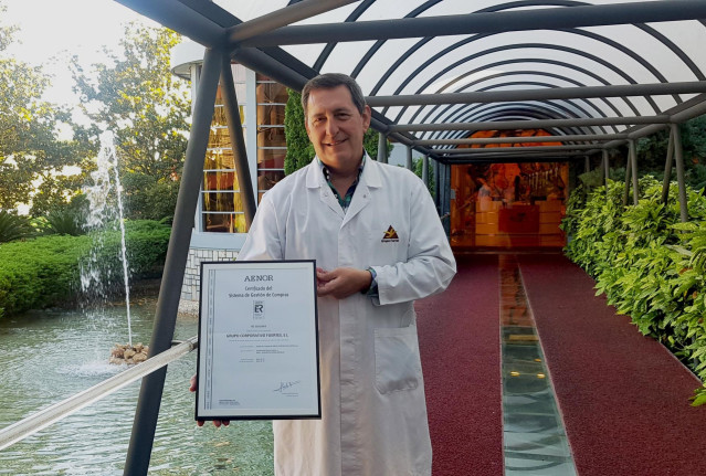 El director de Compras del Grupo Fuertes, Constantino Sánchez, muestra la certificación UNE 15896 de Gestión de Compras de Valor Añadido.