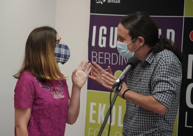 El secretario general de Podemos y vicepresidente del Gobierno, Pablo Iglesias, habla con la candidata a lehendakari de Elkarrekin Podemos-IU, Miren Gorrotxategi