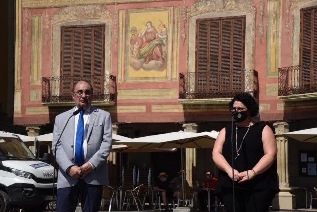 El presidente de Aragón, Javier Lambán, en la plaza de Graus, junto con la alcaldesa del municipio, Gemma Betorz.