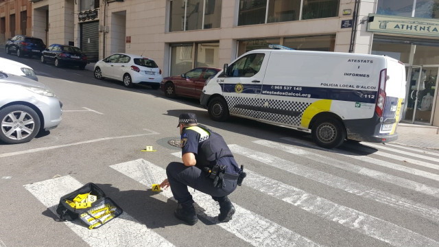Policía Locla de Alcoi en el lugar de un atropello.