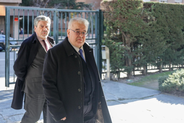 El presidente del Tribunal Constitucional, Juan José González Rivas (d), a su llegada a la inauguración del Seminario 'Conversación con la Constitución Española y su proyección en Europa', en la sede del Tribunal Constitucional en Madrid (España) a 19 de