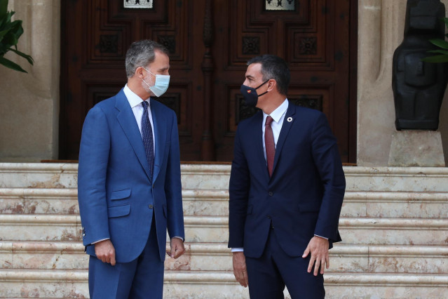El rey Felipe VI  y el presidente del Gobierno, Pedro Sánchez, minutos antes del comienzo deñ despacho en el Palacio de Marivent