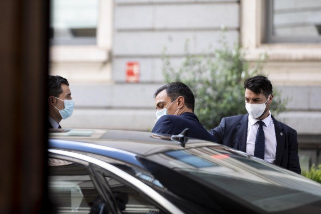El presidente del Gobierno, Pedro Sánchez, accede a su coche oficial tras una sesión en el Congreso